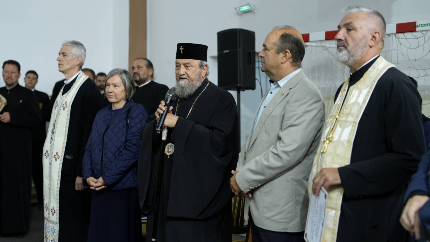 Binecuvântare arhierească la Liceul Teologic din Făgăraș 309355