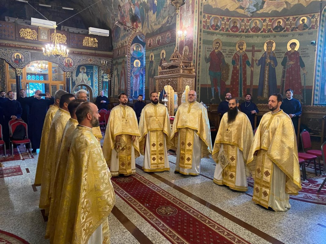 Preoții de caritate din Arhiepiscopia Bucureștilor s-au reunit în Ploiești 309584