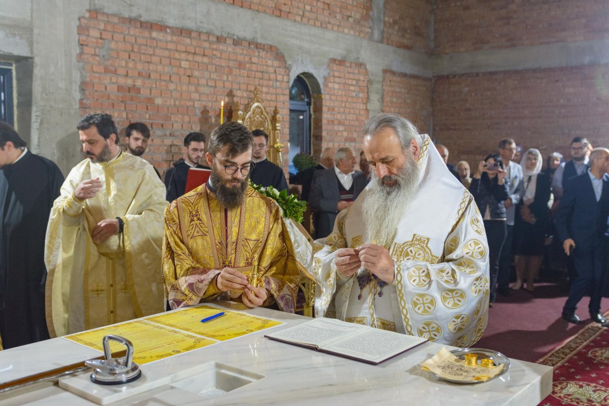 Sfinţirea Altarului Bisericii „Sfinții Părinți Ioachim și Ana” din cartierul ieşean Moara de Vânt 309653