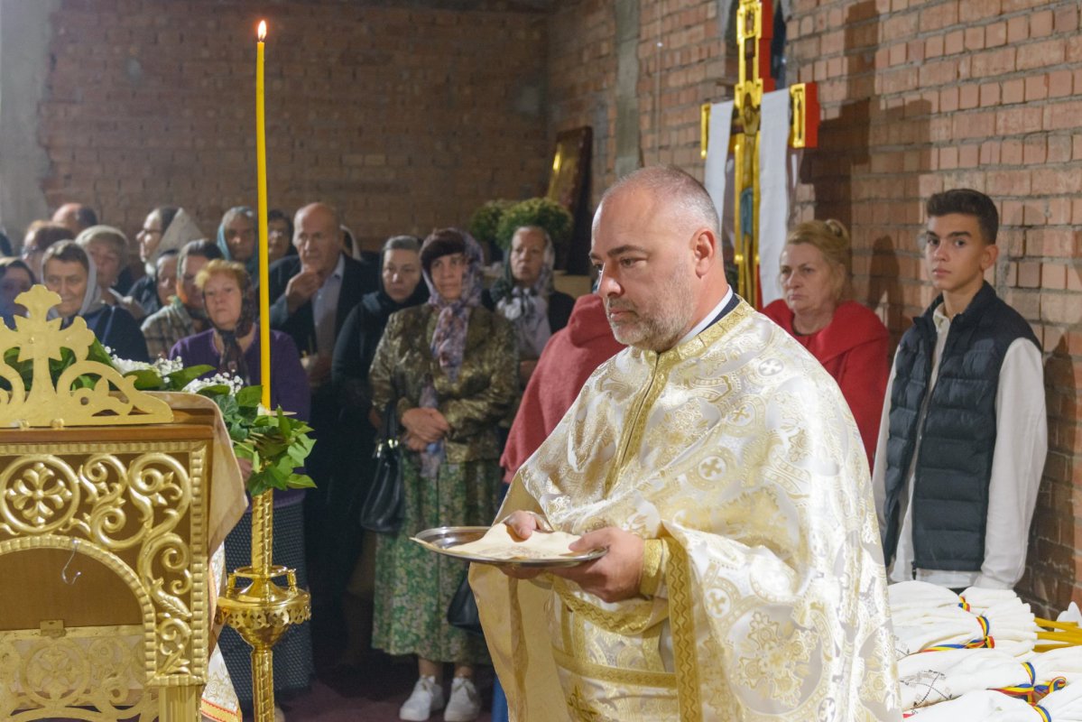 Sfinţirea Altarului Bisericii „Sfinții Părinți Ioachim și Ana” din cartierul ieşean Moara de Vânt 309655