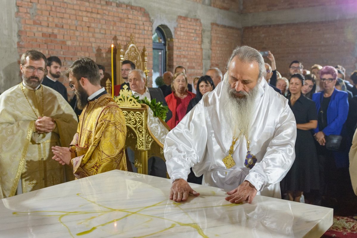 Sfinţirea Altarului Bisericii „Sfinții Părinți Ioachim și Ana” din cartierul ieşean Moara de Vânt 309657