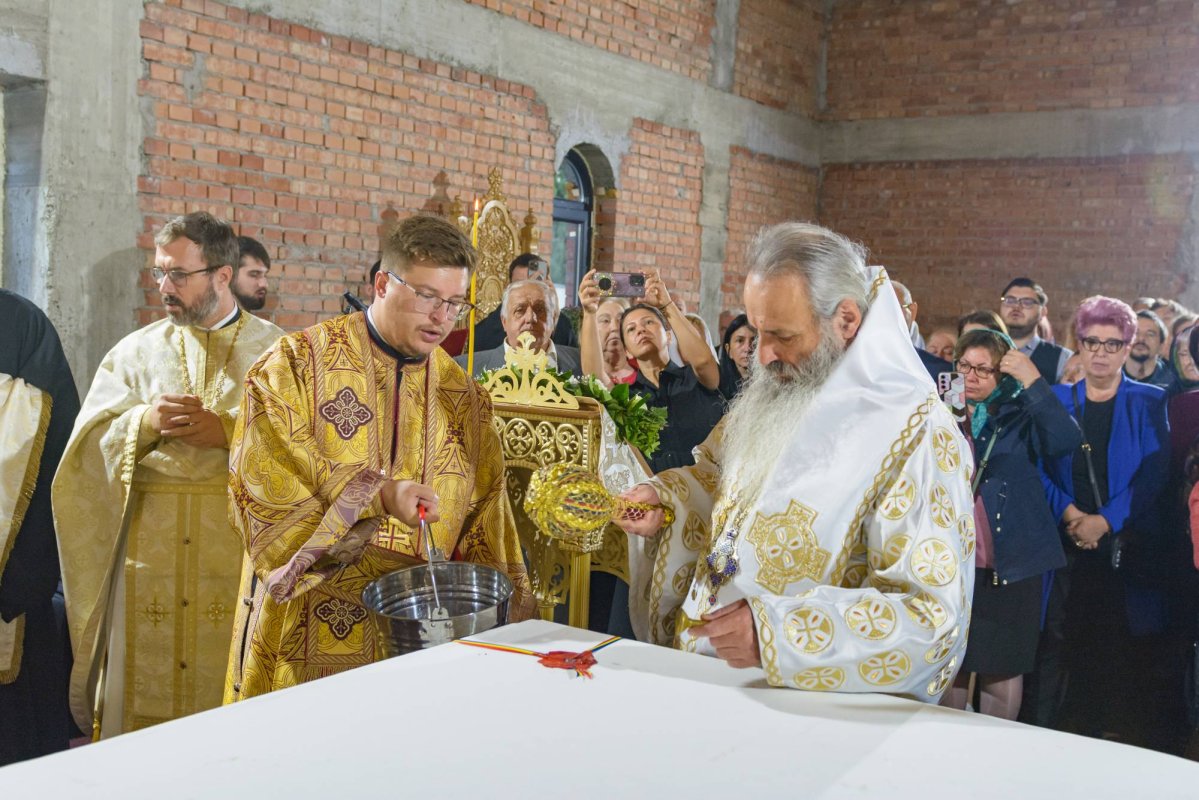 Sfinţirea Altarului Bisericii „Sfinții Părinți Ioachim și Ana” din cartierul ieşean Moara de Vânt 309659