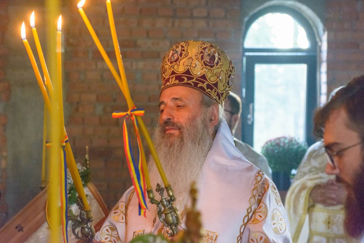 Sfinţirea Altarului Bisericii „Sfinții Părinți Ioachim și Ana” din cartierul ieşean Moara de Vânt 309660