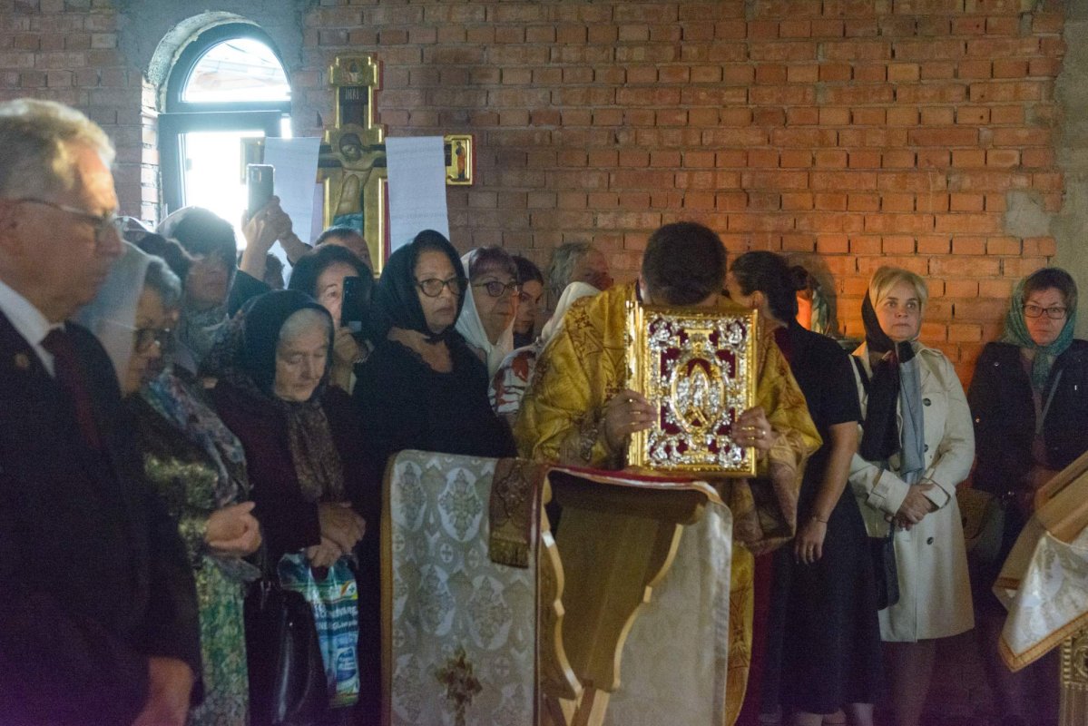 Sfinţirea Altarului Bisericii „Sfinții Părinți Ioachim și Ana” din cartierul ieşean Moara de Vânt 309661