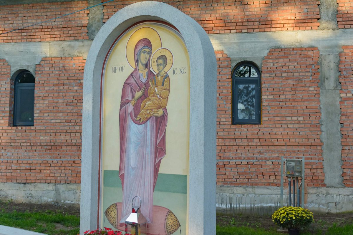 Sfinţirea Altarului Bisericii „Sfinții Părinți Ioachim și Ana” din cartierul ieşean Moara de Vânt 309663