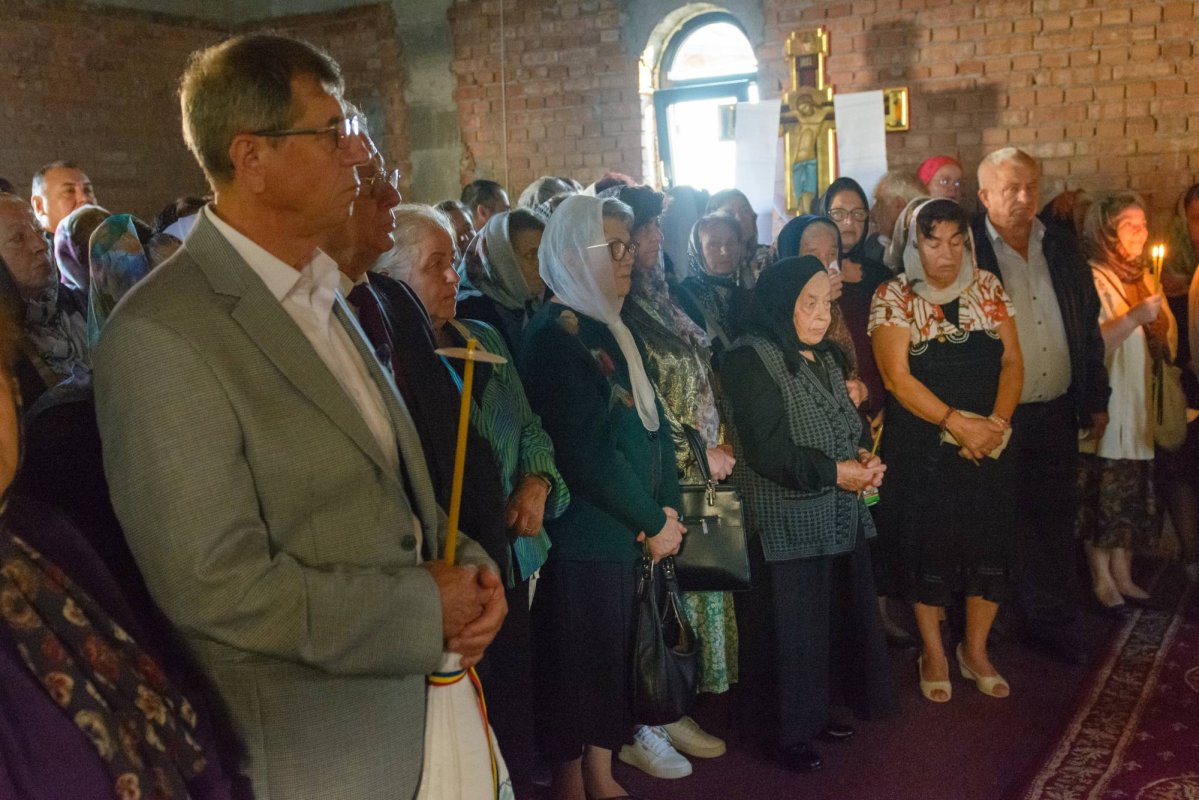 Sfinţirea Altarului Bisericii „Sfinții Părinți Ioachim și Ana” din cartierul ieşean Moara de Vânt 309665