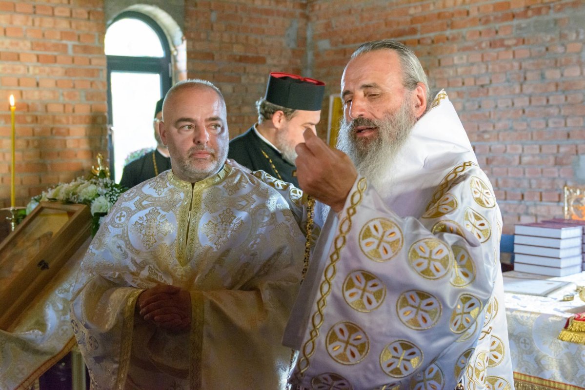 Sfinţirea Altarului Bisericii „Sfinții Părinți Ioachim și Ana” din cartierul ieşean Moara de Vânt 309668