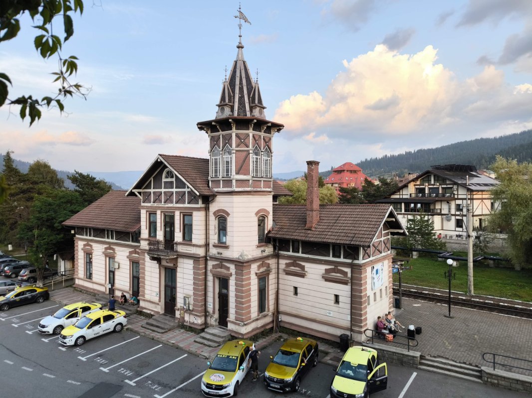 La Vatra Dornei, o clădire-simbol dezmorțește orașul 309155