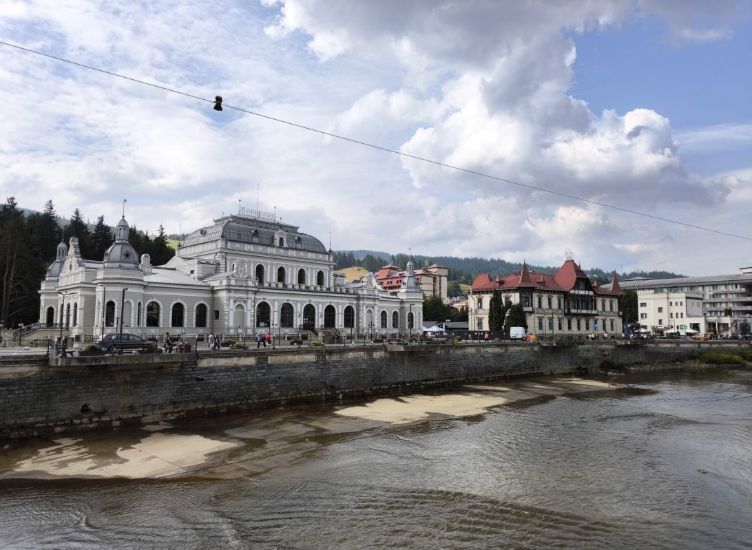 La Vatra Dornei, o clădire-simbol dezmorțește orașul 309163