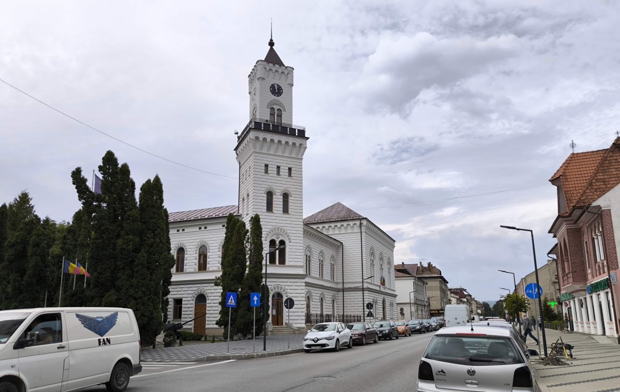 La Vatra Dornei, o clădire-simbol dezmorțește orașul 309165