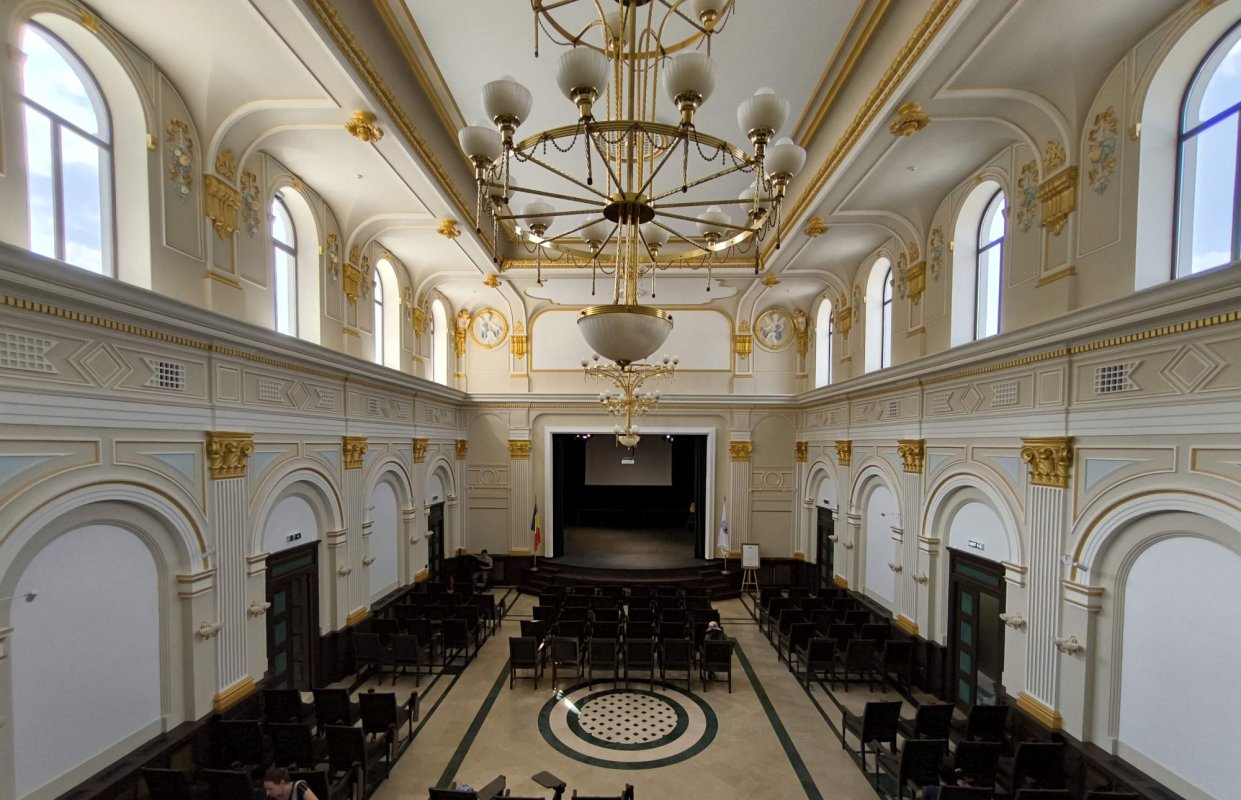 La Vatra Dornei, o clădire-simbol dezmorțește orașul 309177