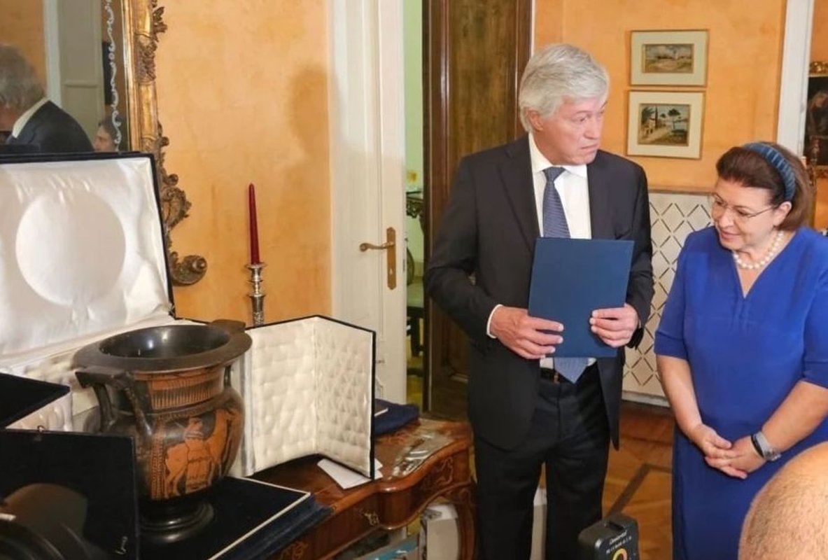 Vas antic restituit Greciei 309877