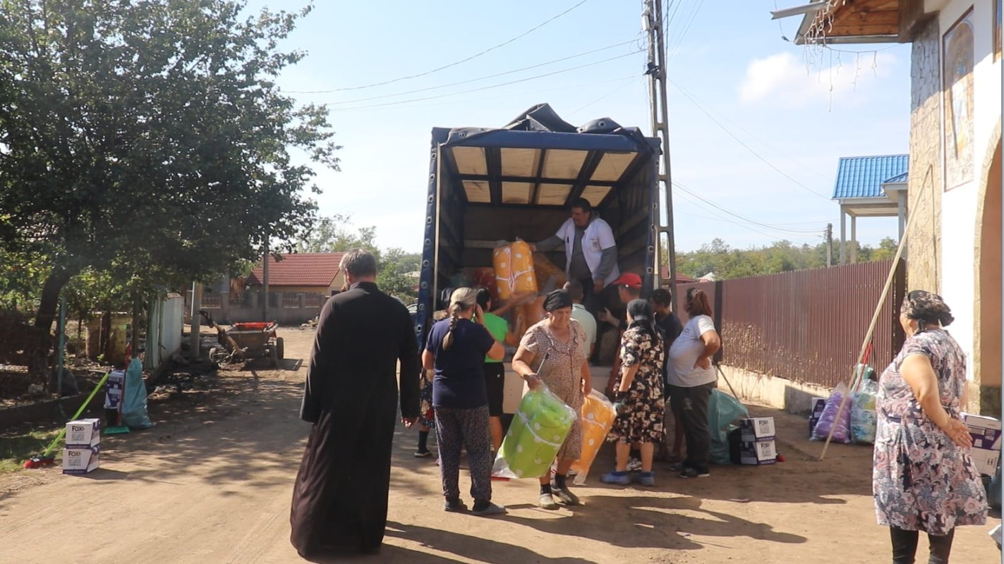 Ajutor pentru sinistrații gălăţeni din partea voluntarilor Catedralei Naţionale 310102