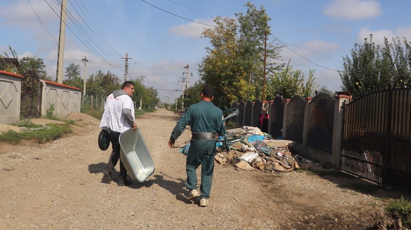 Ajutor pentru sinistrații gălăţeni din partea voluntarilor Catedralei Naţionale 310103