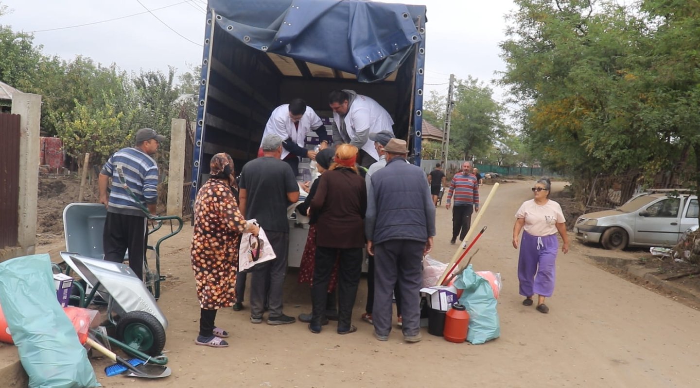 Ajutor pentru sinistrații gălăţeni din partea voluntarilor Catedralei Naţionale 310104