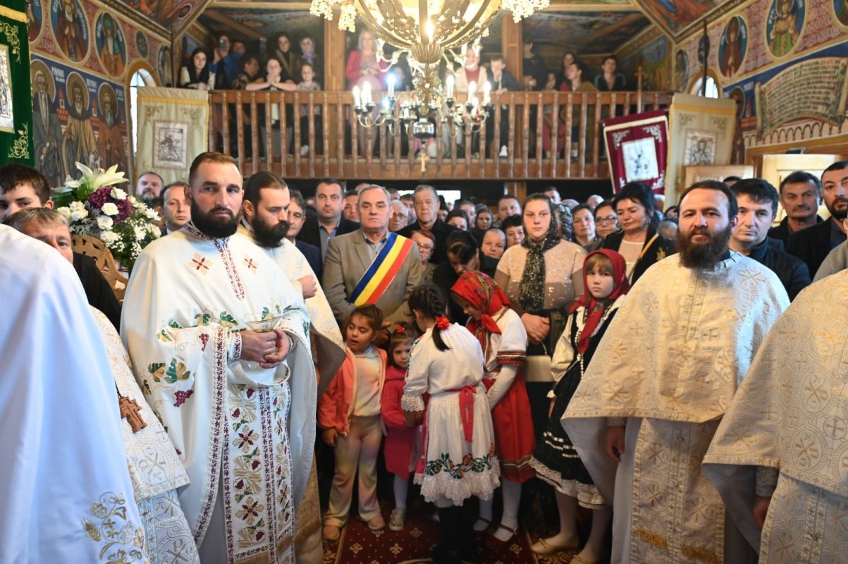 Noi biserici din Eparhia Oradiei au primit înveșmântarea harului 310200
