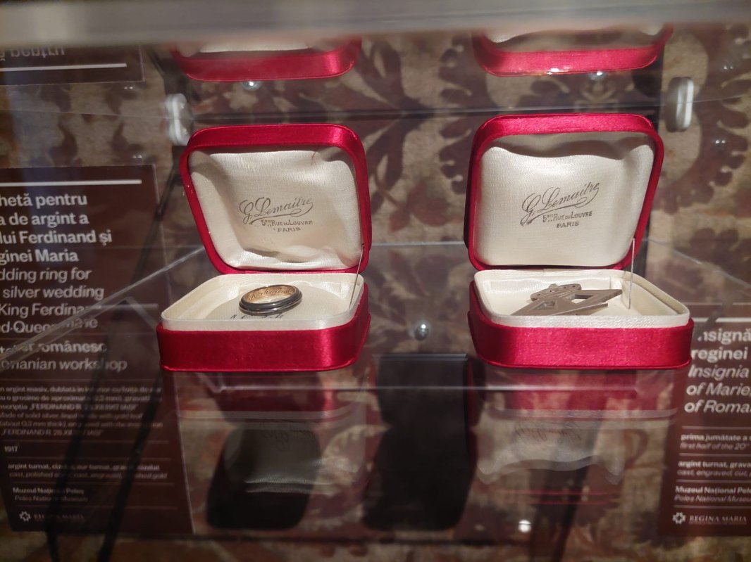 O expoziție cu picturi și obiecte artistice ale reginei Maria 310171