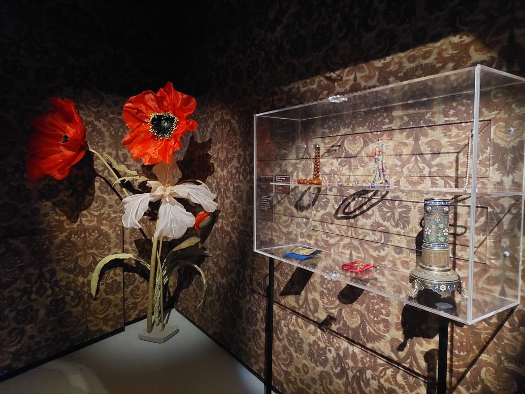 O expoziție cu picturi și obiecte artistice ale reginei Maria 310173