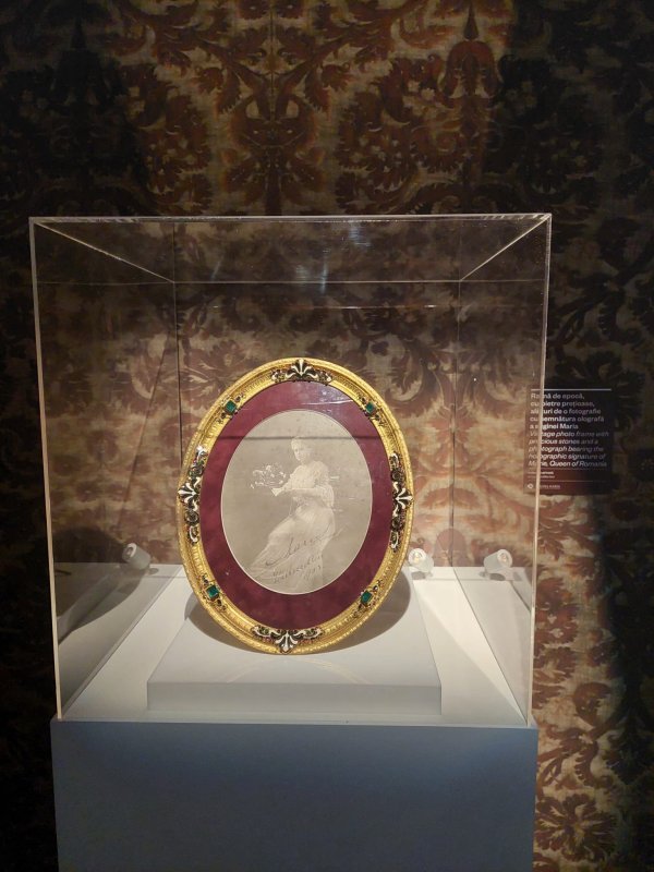 O expoziție cu picturi și obiecte artistice ale reginei Maria 310174