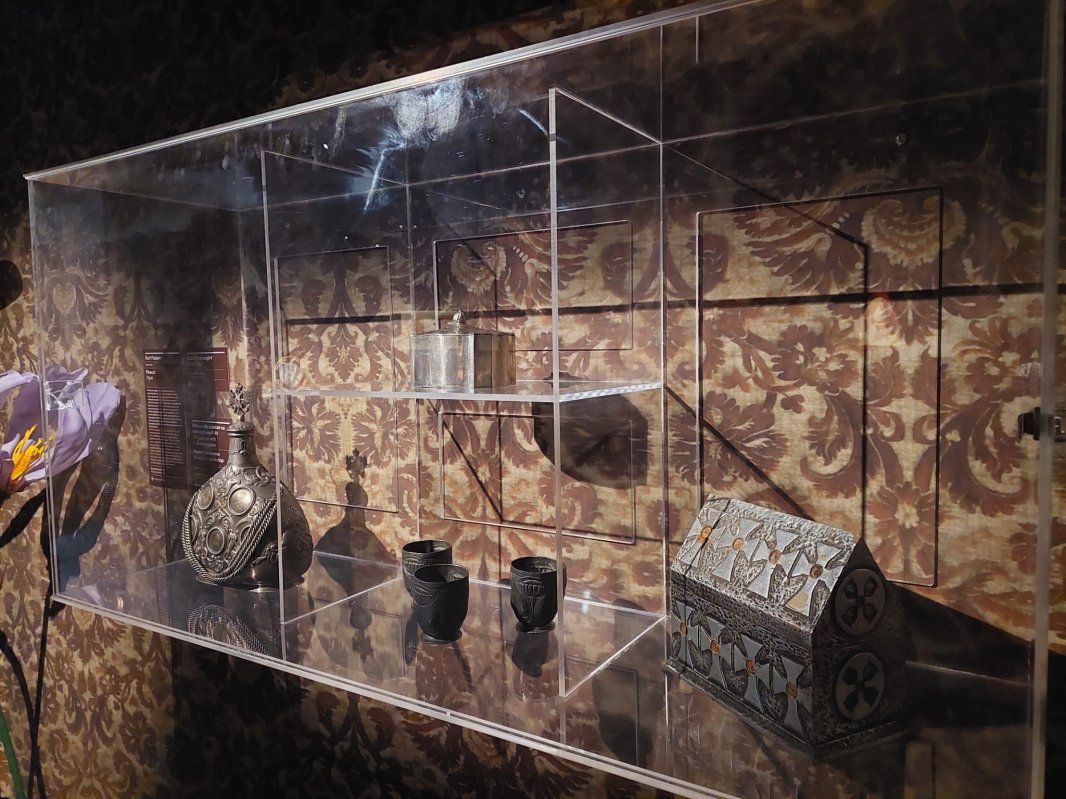 O expoziție cu picturi și obiecte artistice ale reginei Maria 310176