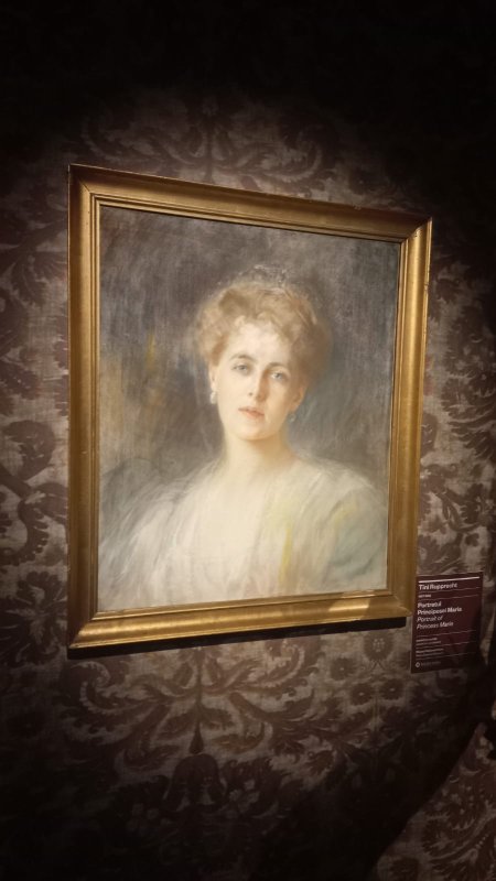 O expoziție cu picturi și obiecte artistice ale reginei Maria 310177