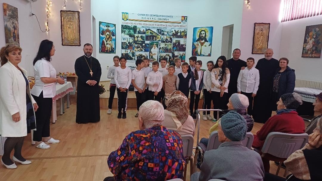 Daruri și rugăciuni pentru mângâierea seniorilor de la căminul din Balaciu 310495