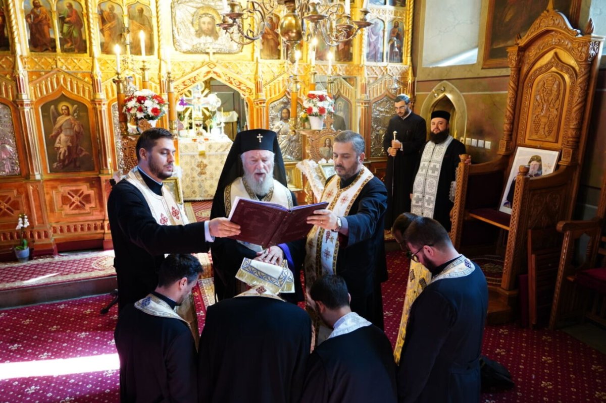 Noi duhovnici hirotesiți la Paraclisul eparhial din Târgoviște 310500
