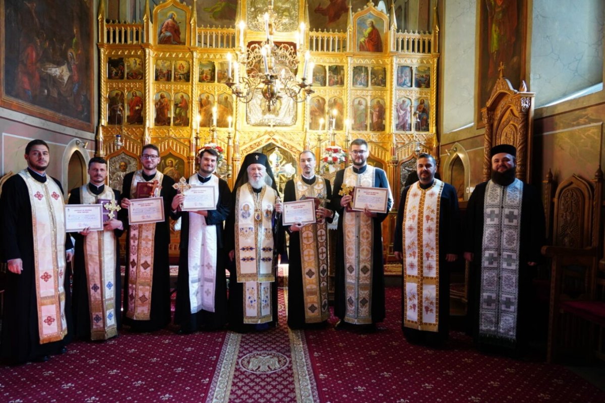 Noi duhovnici hirotesiți la Paraclisul eparhial din Târgoviște 310501
