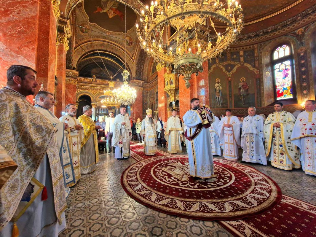 Apostolul Toma, prăznuit la catedrala din Turnu Măgurele 310674