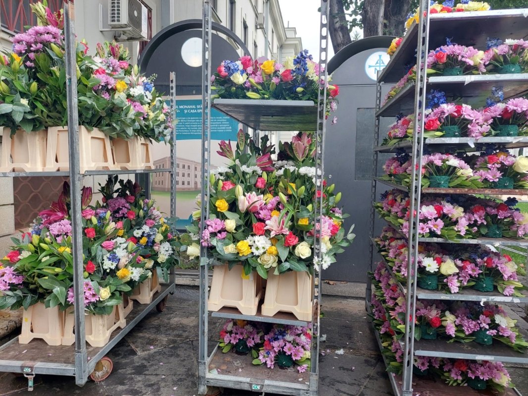 Baldachinul Sfintei Parascheva împodobit pentru așezarea sfintelor moaște 310704