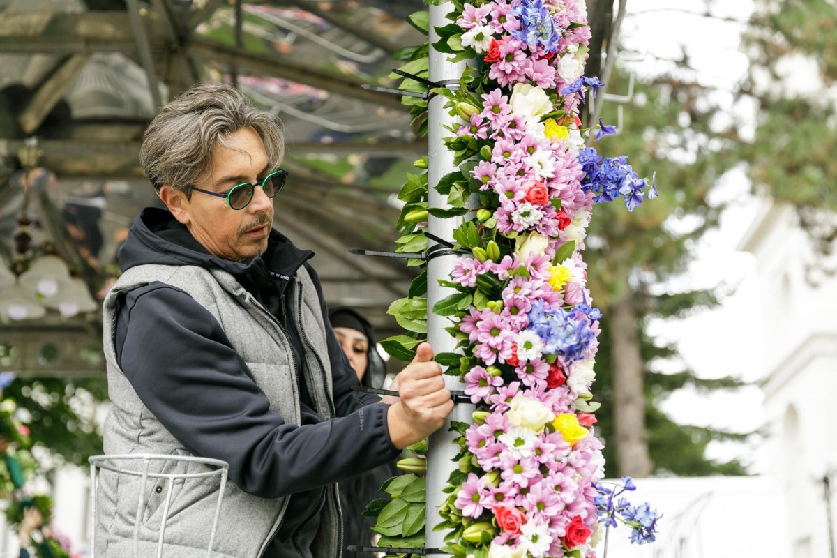 Baldachinul Sfintei Parascheva împodobit pentru așezarea sfintelor moaște 310705