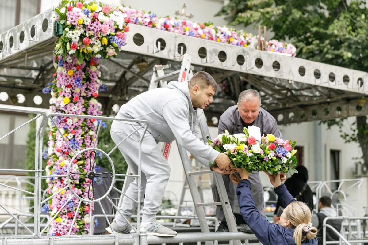 Baldachinul Sfintei Parascheva împodobit pentru așezarea sfintelor moaște 310706