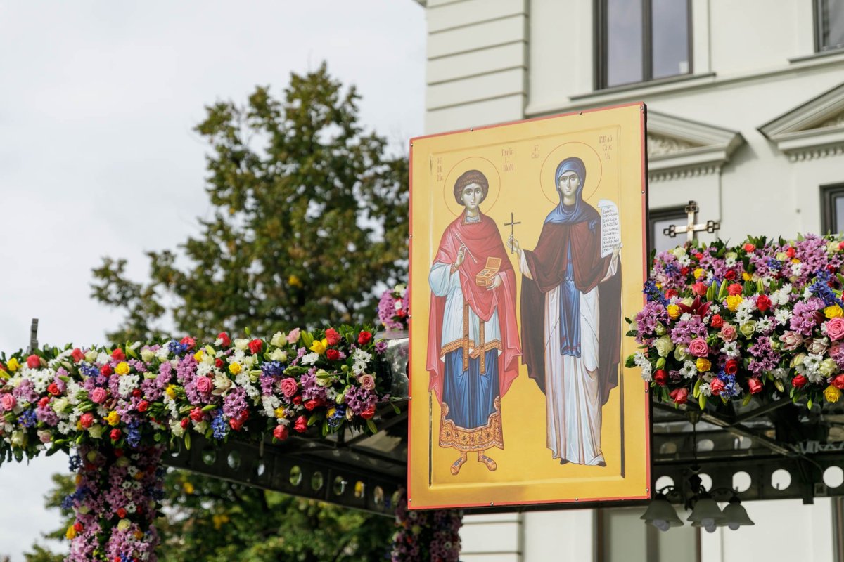 Baldachinul Sfintei Parascheva împodobit pentru așezarea sfintelor moaște 310707