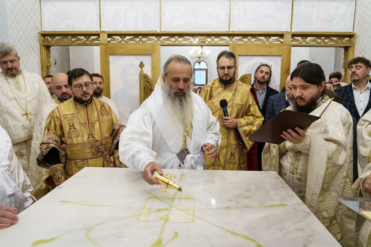 Doi ierarhi au sfințit biserica Parohiei „Sfântul Ierarh Nicolae” din Ciulinești - Probota 310663