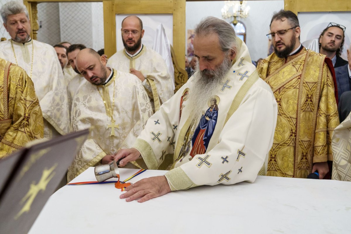 Doi ierarhi au sfințit biserica Parohiei „Sfântul Ierarh Nicolae” din Ciulinești - Probota 310664