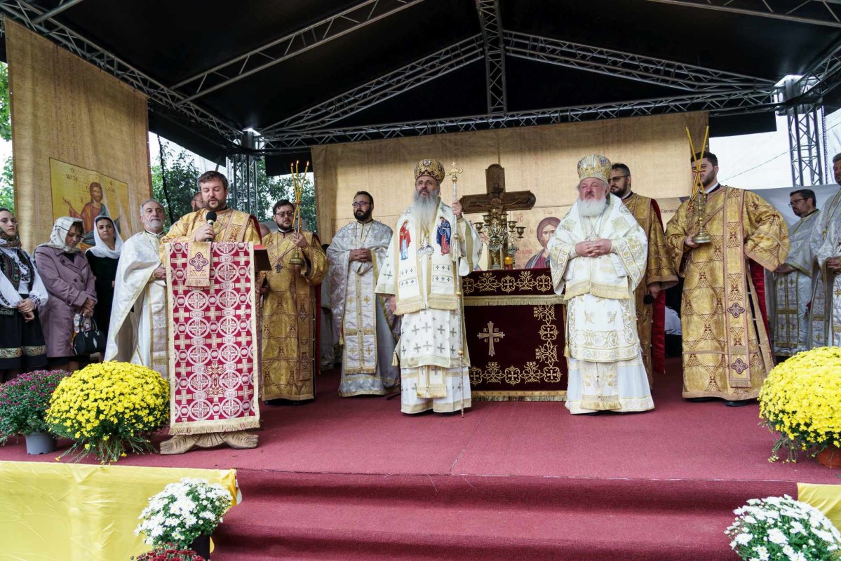 Doi ierarhi au sfințit biserica Parohiei „Sfântul Ierarh Nicolae” din Ciulinești - Probota 310666