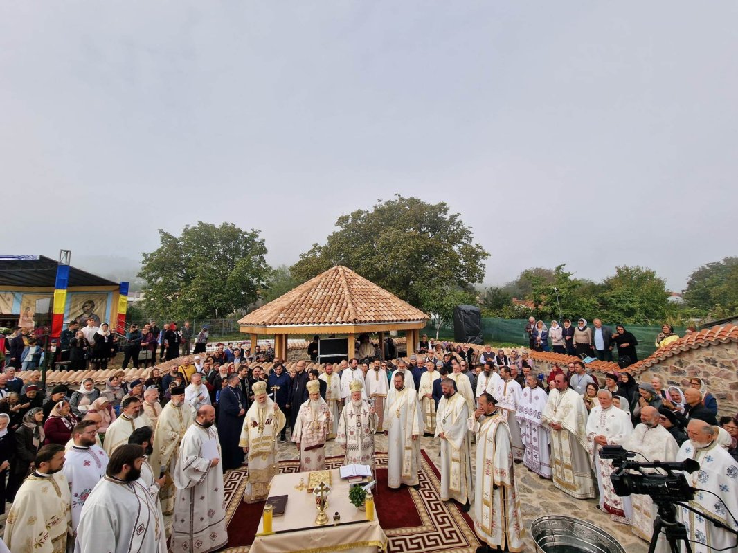Trei ierarhi au sfințit o veche biserică renăscută din Dobrogea 310682