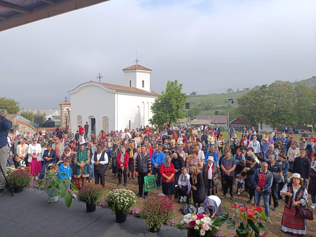 Trei ierarhi au sfințit o veche biserică renăscută din Dobrogea 310683