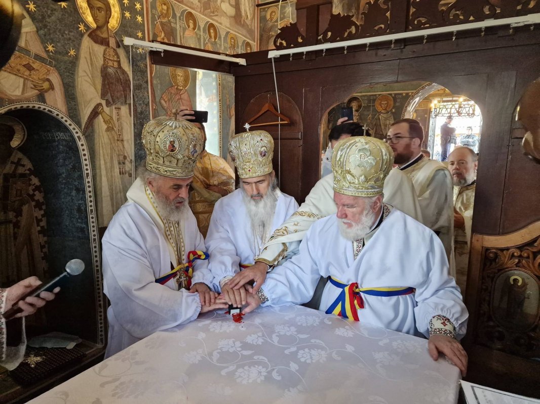 Trei ierarhi au sfințit o veche biserică renăscută din Dobrogea 310684