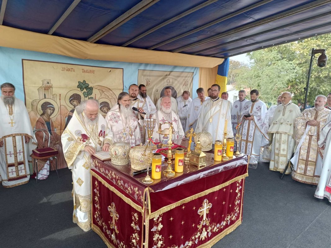 Trei ierarhi au sfințit o veche biserică renăscută din Dobrogea 310686