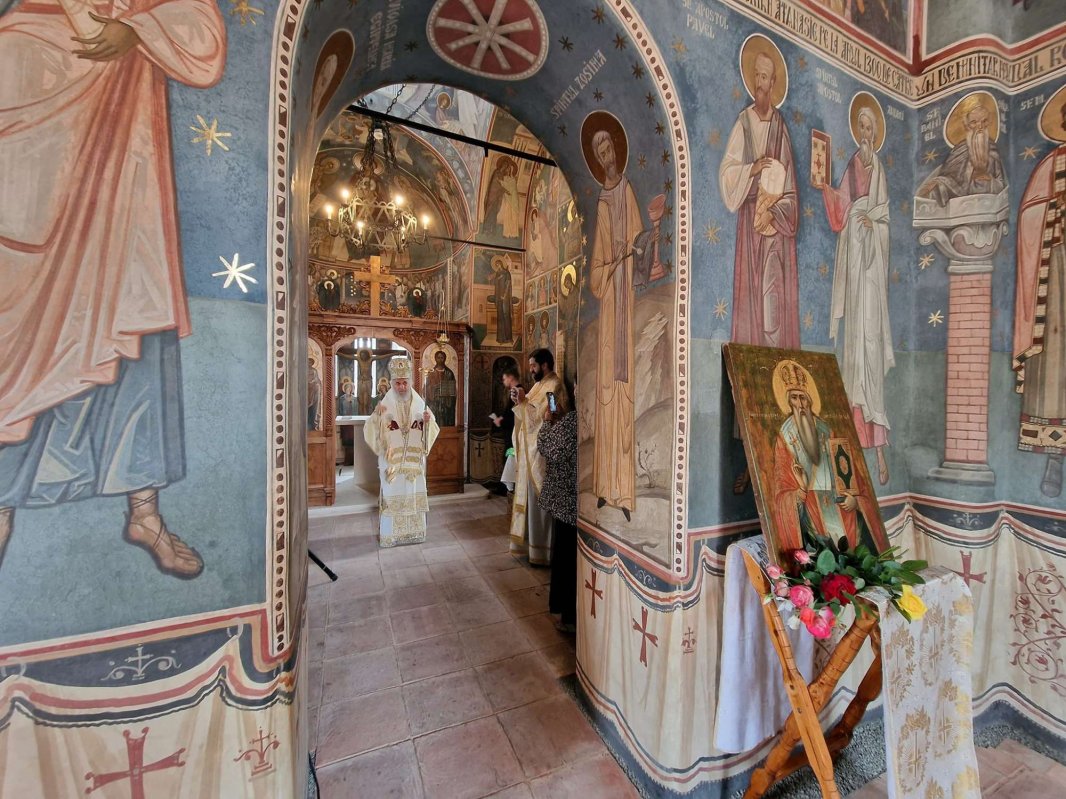 Trei ierarhi au sfințit o veche biserică renăscută din Dobrogea 310688