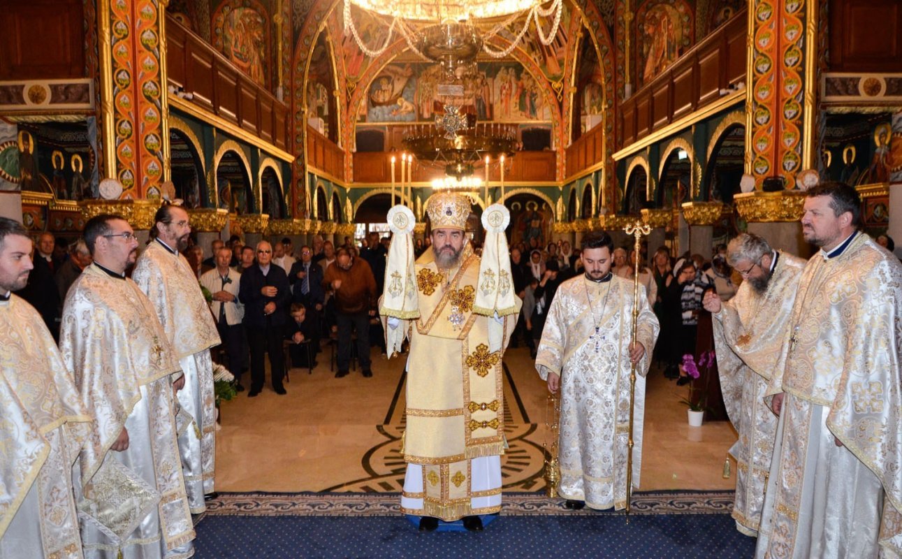 Slujirile ierarhilor hunedoreni în Duminica a 20-a după Rusalii 310804