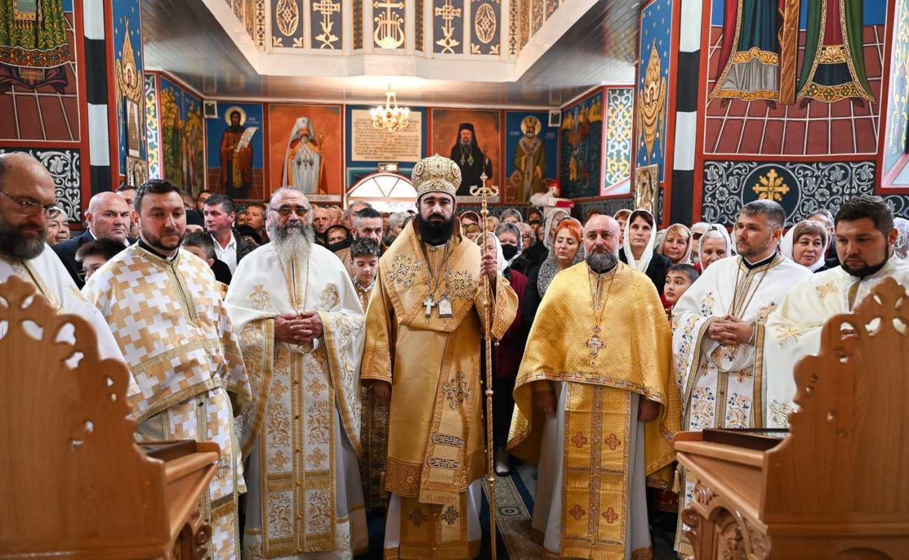 Slujirile ierarhilor hunedoreni în Duminica a 20-a după Rusalii 310805