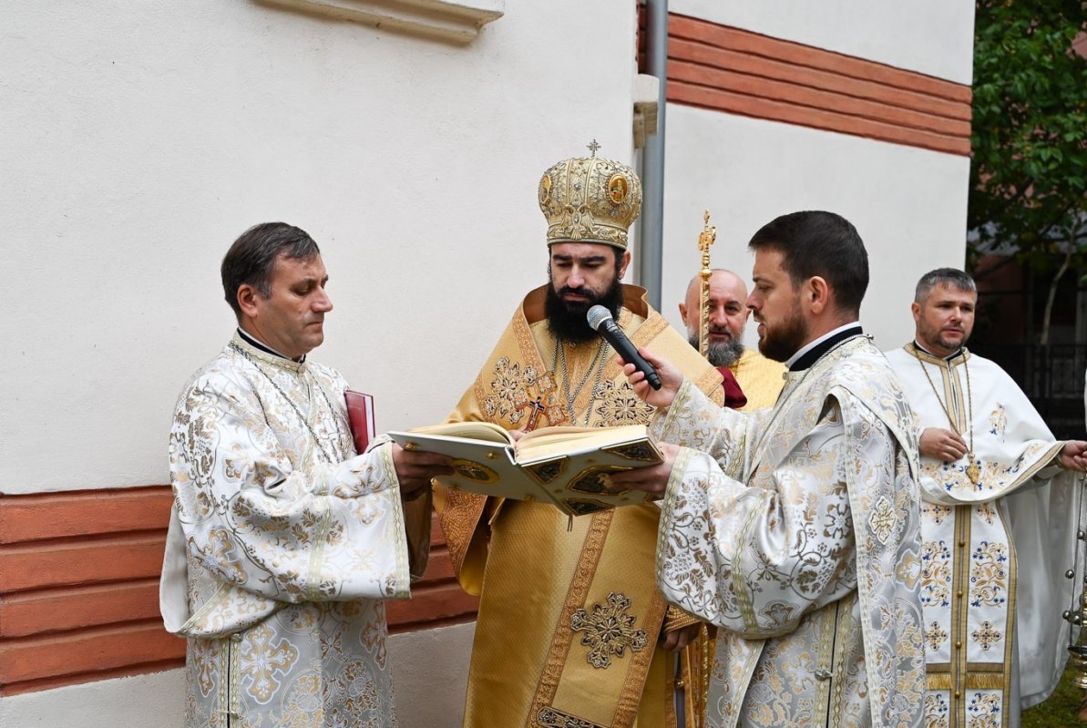 Slujirile ierarhilor hunedoreni în Duminica a 20-a după Rusalii 310807