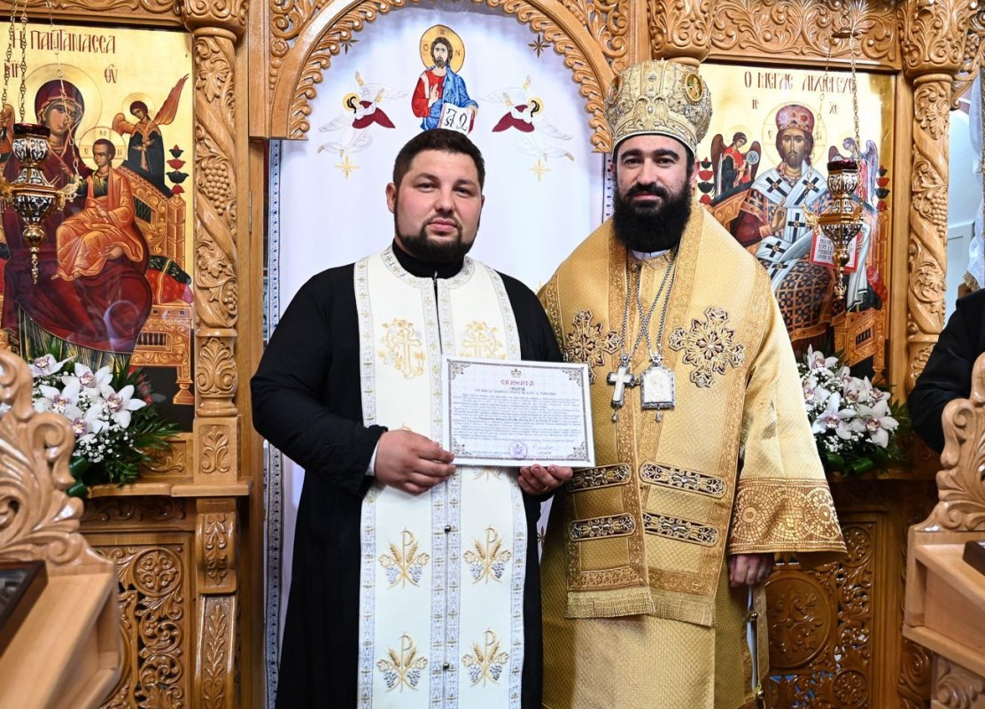 Slujirile ierarhilor hunedoreni în Duminica a 20-a după Rusalii 310809