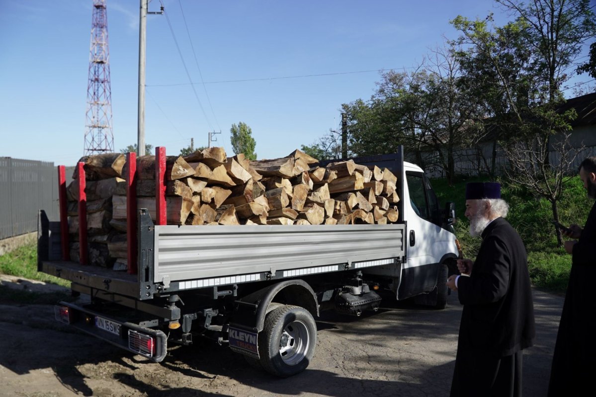 Lemne pentru iarnă oferite sinistraţilor din judeţul Galaţi 311025