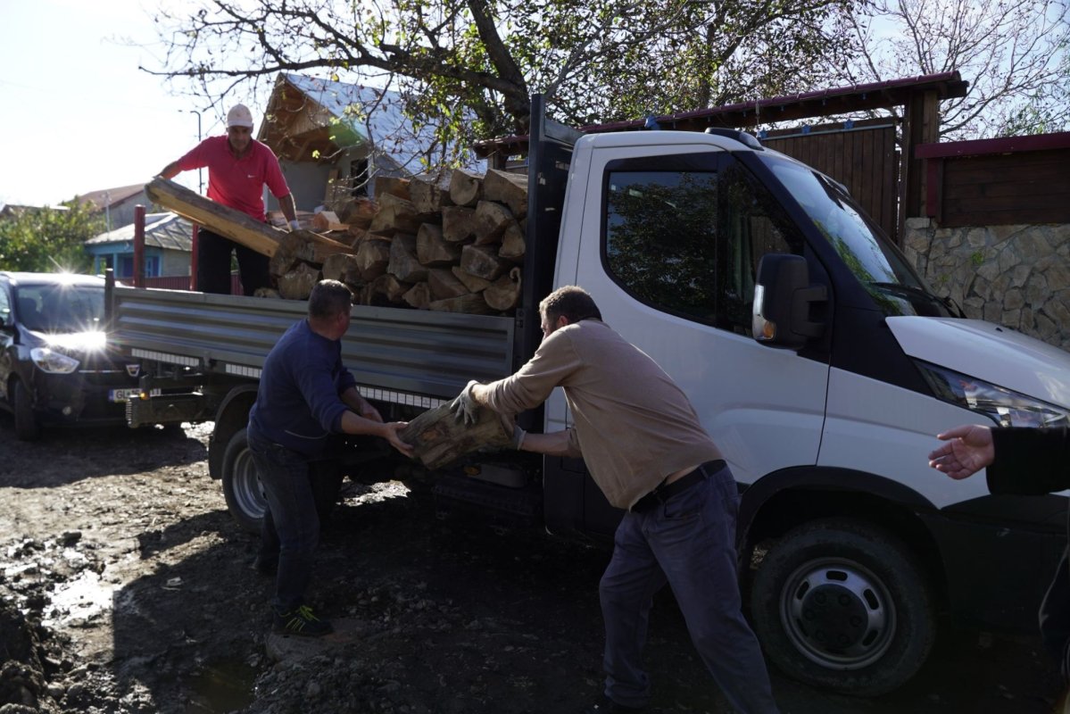 Lemne pentru iarnă oferite sinistraţilor din judeţul Galaţi 311029