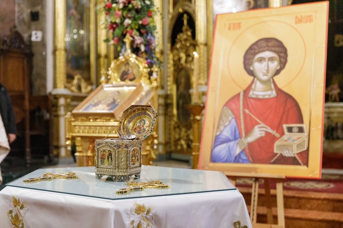 Moaștele Sfântului Pantelimon au ajuns la Iași 311155