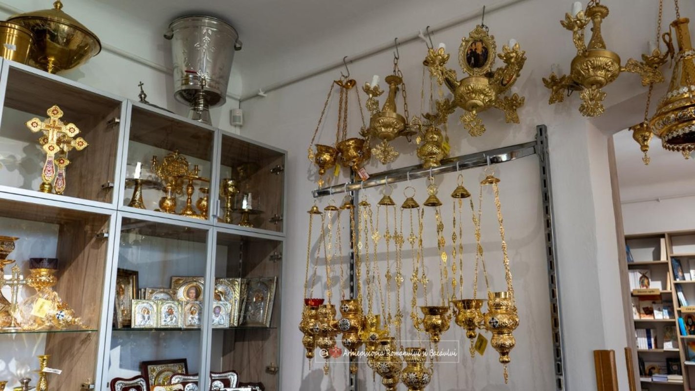 Sfințirea magazinului de obiecte bisericești „Sfânta Cuvioasă Parascheva” din Roman 311469