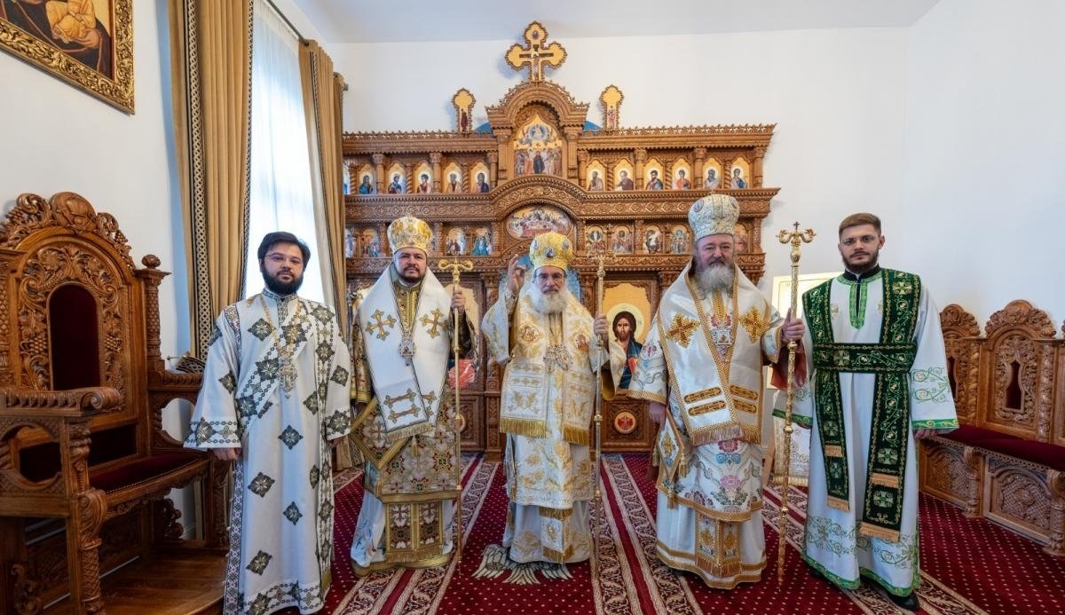 Trei ierarhi în slujire la Catedrala Arhiepiscopală din Roman 311615